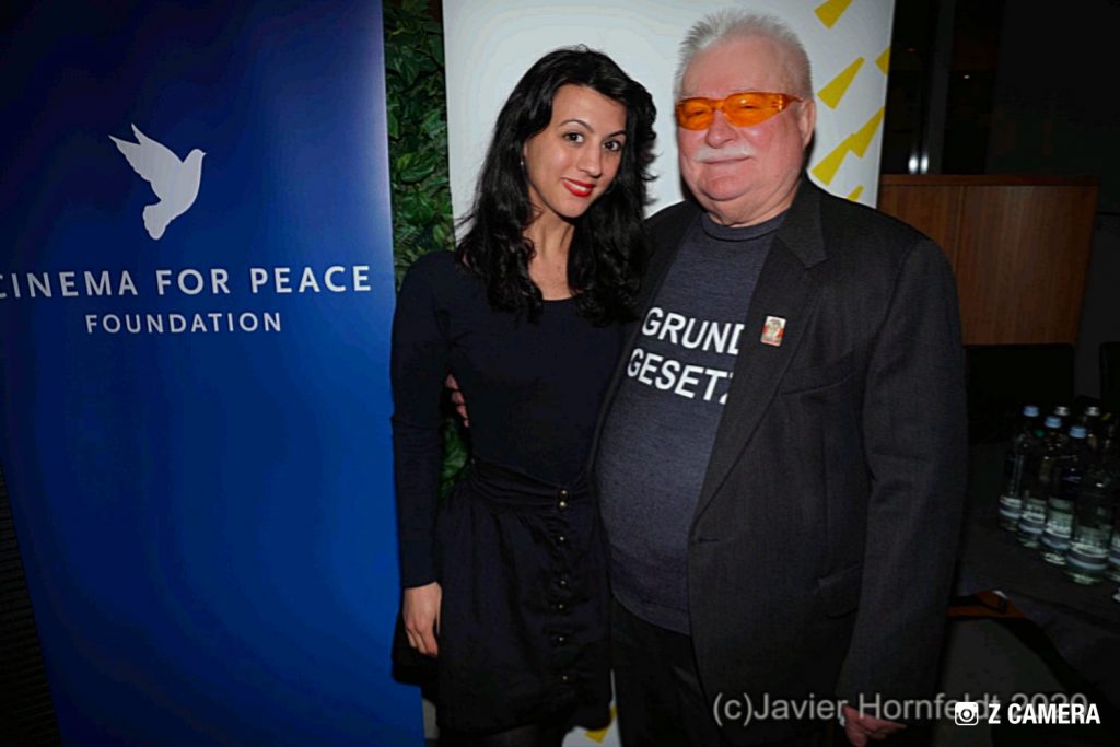 Adriana mit Lech Walesa beim Cinema for Peace Foreign Policy and Human rights Dinner im Reichstag